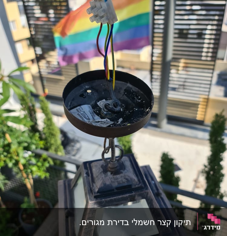 חוטי חשמל צבעוניים מחוברים למנורה תלויה
